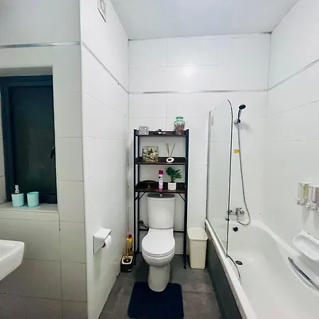 One Bedroom In The Heart Of Swieqi アパート
